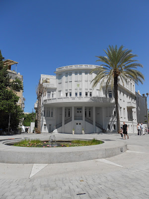 Things to see in Tel Aviv: Old City Hall and the Tel Aviv Museum